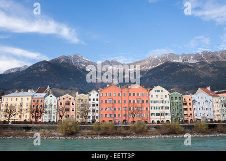 Charakteristischen bunten Häusern am Fluss Inn. Innsbruck, Tyrol. Österreich Stockfoto
