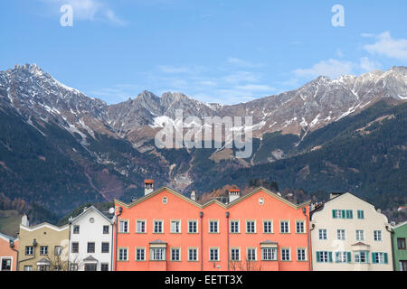 Charakteristischen bunten Häusern am Fluss Inn. Innsbruck, Tyrol. Österreich Stockfoto