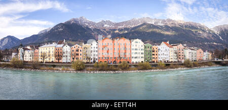 Charakteristischen bunten Häusern am Fluss Inn. Innsbruck, Tyrol. Österreich Stockfoto
