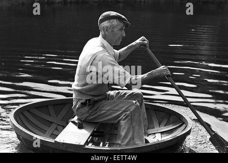 Eusty Rogers mit seiner handgefertigten Coracle auf den Fluss Severn in Ironbridge Shropshire UK Stockfoto