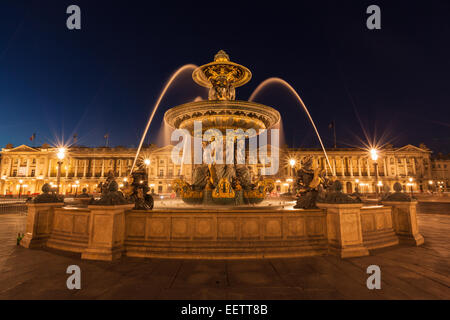 Nacht-Blick auf den Brunnen auf der Place De La Concorde in Paris Frankreich Stockfoto