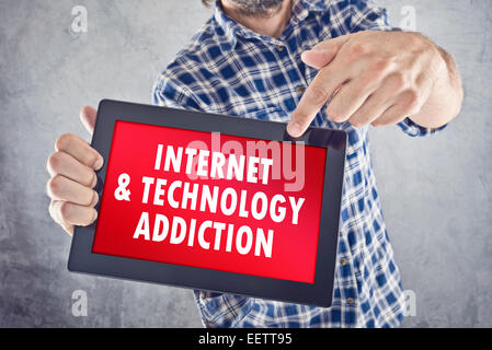 Lässigen Mann zeigte auf 10-Zoll-Display des digital-Tablette mit Internet und Technologie sucht auf dem Bildschirm angezeigt. Stockfoto