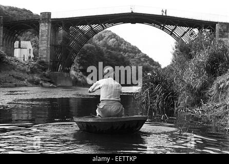 Eusty Rogers mit seiner handgefertigten Coracle auf den Fluss Severn in Ironbridge Shropshire UK Stockfoto