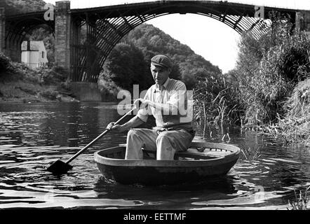 Eusty Rogers mit seiner handgefertigten Coracle auf den Fluss Severn in Ironbridge Shropshire UK Stockfoto