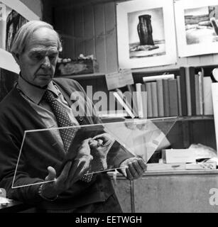 Henry Moore, Bildhauer (1898-1986) zu Hause in seinem Atelier in großen Hadam Hertfordshire 1973 Stockfoto