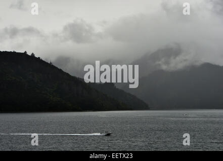 Tiefliegende Wolken über den Marlborough Sounds, Neuseeland. Stockfoto