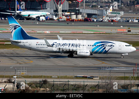 EgyptAir Boeing 737-800 taxis stehen am Flughafen Madrid. Stockfoto