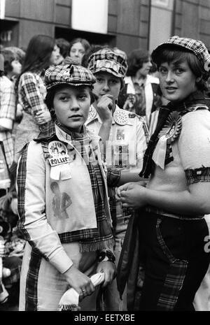 Junge Menschen außerhalb London Ort wo die Bay City Rollers im 1976 spielten Stockfoto