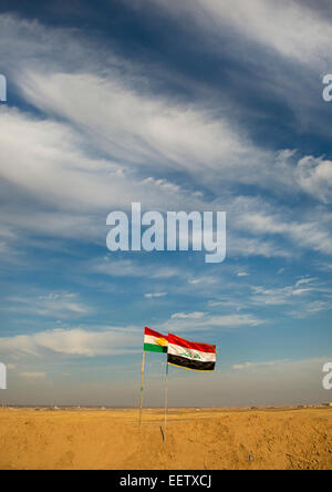 Irakische und kurdische Flaggen auf der Front, Kirkuk, Kurdistan, Irak Stockfoto