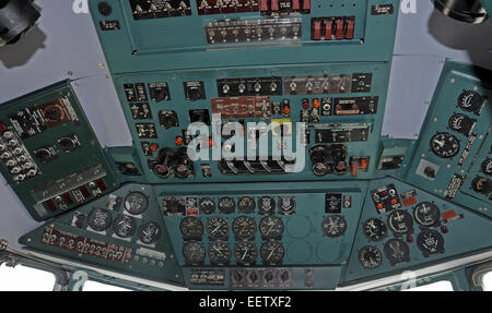 Alten DC-7 Flugzeug Cockpit Innenansicht Stockfoto