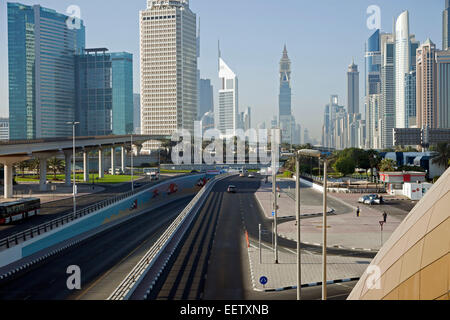 Metro, Sheikh Zayed Road und Wolkenkratzer in Dubai, Vereinigte Arabische Emirate, Asien Stockfoto