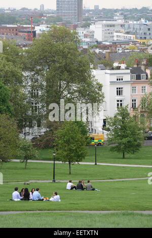 Junge Menschen, die Geselligkeit auf Primrose Hill, im Regents Park, London. Stockfoto