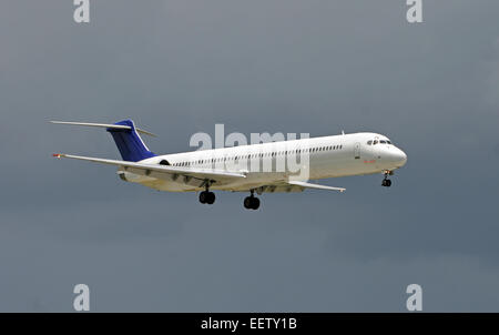 Passagierjet Flugzeug Momente vor der Landung Stockfoto