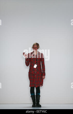 Berlin, Deutschland. 21. Januar 2015. Deutsche Designerin Rike Feurstein begrüßt das Publikum während der Mercedes-Benz Fashion Week Berlin Herbst/Winter 2015 in Berlin, Deutschland, am 21. Januar 2015. Bildnachweis: Zhang Fan/Xinhua/Alamy Live-Nachrichten Stockfoto