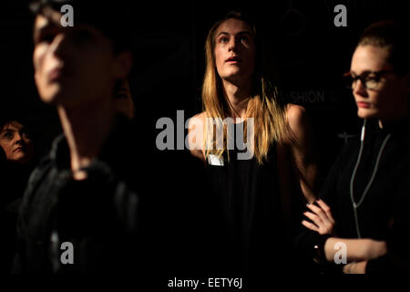 Berlin, Deutschland. 21. Januar 2015. Modelle bereiten Sie vor der Anzeige der deutschen Designerin Rike Feurstein in der Mercedes-Benz Fashion Week Berlin Herbst/Winter 2015 in Berlin, Deutschland, am 21. Januar 2015. Bildnachweis: Zhang Fan/Xinhua/Alamy Live-Nachrichten Stockfoto