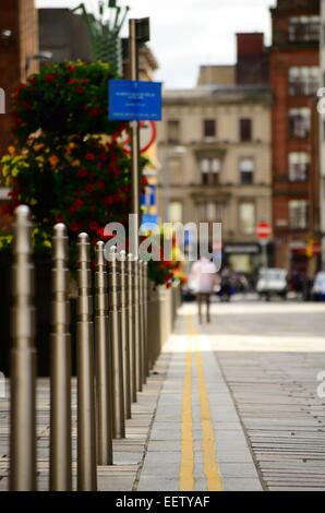 Reihe von Pollern auf Hutcheson Straße mit Blick auf die Revolution in der Merchant City in Glasgow, Schottland Stockfoto