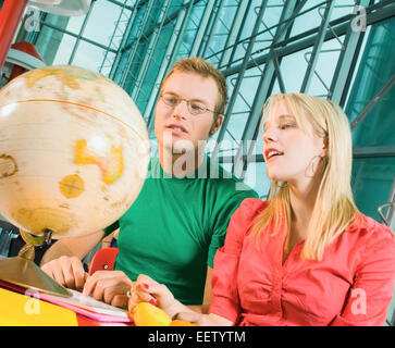 Paar von College-Studenten helfen, jede andere Studie Stockfoto
