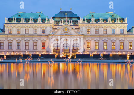 Wien - Schloss Belvedere auf dem Weihnachtsmarkt in Dämmerung Stockfoto