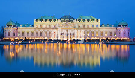 Wien - Schloss Belvedere auf dem Weihnachtsmarkt in Dämmerung Stockfoto