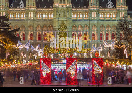 Wien - Turm des Rathauses und Weihnachten Dekoration Stockfoto