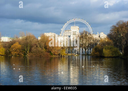 St James Park. Blick von der Brücke über The St. James-See mit Canards, London Eye und Foreign and Commonwealth Office. Stockfoto