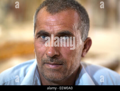 Verkäufer mit klaren Augen im Qaysari Basar, Erbil, Kurdistan, Irak Stockfoto