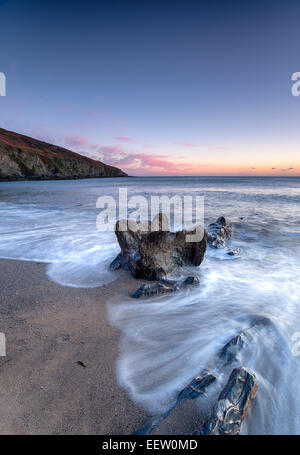 Am Abend über Hemmick Strand an der Küste Southc Cornwall Stockfoto