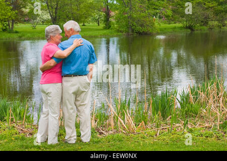 Älteres paar tatenlos Teich Stockfoto