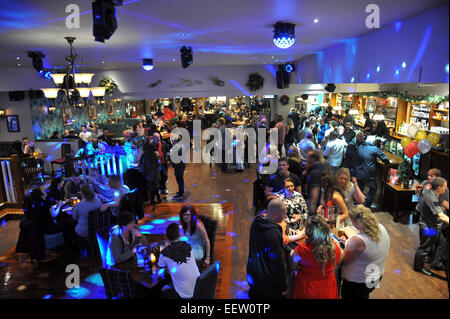 Überfüllte Pub voller Menschen trinken und Geselligkeit vor Weihnachten. Stockfoto