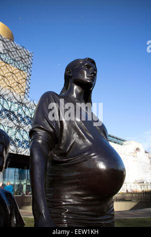 "Eine echte Birmingham Familie" Skulptur von Gillian Wearing, Detail mit einer schwangeren Frau Stockfoto