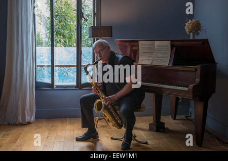 Reifen männlichen Saxophon in ein Musikzimmer Stockfoto