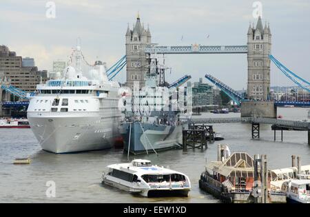 Kreuzer Schiff vor Anker, neben der HMS Belfast in London, England Stockfoto