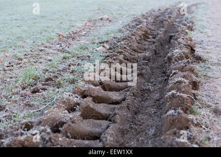 Traktor-Reifen Spuren im schlammigen Erde gefroren Stockfoto