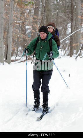 New Haven--Chuck Sindelar genießt einige Zeit mit seiner Tochter, Maia (alt-2), als sie Loipen in den Wäldern in der Nähe von Conrad Antrieb in New Haven. Sie sind von New Haven.   22.01.12 Stockfoto