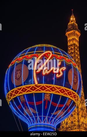 Paris Las Vegas Hotel &amp; Casino melden in der Form von Montgolfier-Ballon mit Eiffelturm im Hintergrund, Las Vegas, USA Stockfoto
