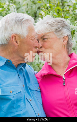 Älteres Paar küssen Stockfoto