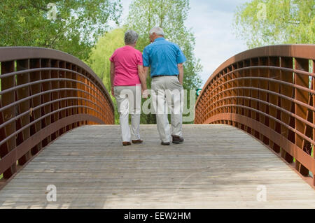 Älteres Paar auf eine Fußgängerbrücke Stockfoto