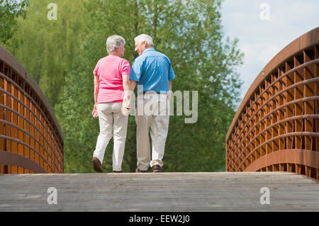 Älteres Paar auf eine Fußgängerbrücke Stockfoto