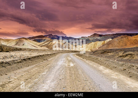 Panoramablick über mehrfarbige Badlands bei Twenty Mule Team Canyon, Death Valley Nationalpark, Kalifornien, USA Stockfoto