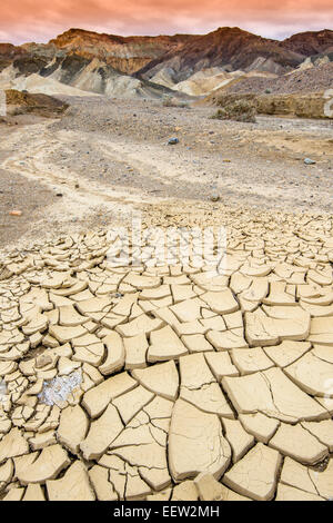 Panoramablick über mehrfarbige Badlands bei Twenty Mule Team Canyon, Death Valley Nationalpark, Kalifornien, USA Stockfoto