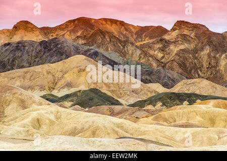 Panoramablick über mehrfarbige Badlands bei Twenty Mule Team Canyon, Death Valley Nationalpark, Kalifornien, USA Stockfoto