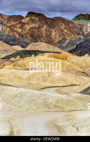 Panoramablick über mehrfarbige Badlands bei Twenty Mule Team Canyon, Death Valley Nationalpark, Kalifornien, USA Stockfoto