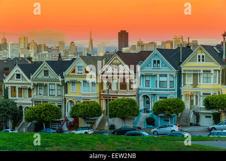 Painted Ladies viktorianischen Häusern am Alamo Square, San Francisco, Kalifornien, USA Stockfoto