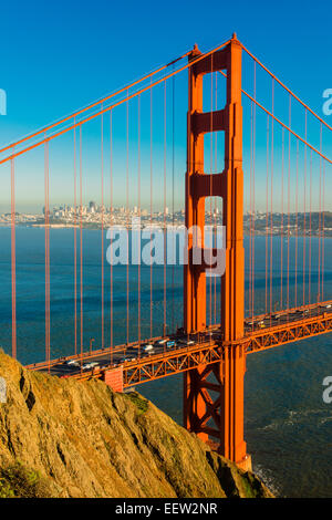 Blick vom Akku Spencer über die Golden Gate Bridge mit Skyline der Stadt im Hintergrund, San Francisco, Kalifornien, USA Stockfoto