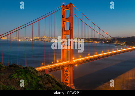 Nachtansicht der Golden Gate-Hängebrücke mit Skyline der Stadt im Hintergrund, San Francisco, Kalifornien, USA Stockfoto