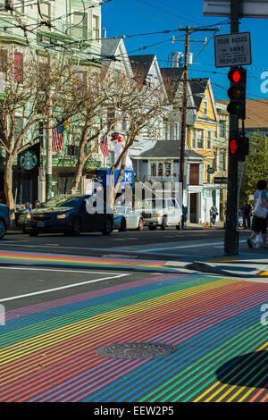 Fußgängerüberweg mit Regenbogenfarben Flagge Streifen in Castro Street, San Francisco, Kalifornien, USA Stockfoto