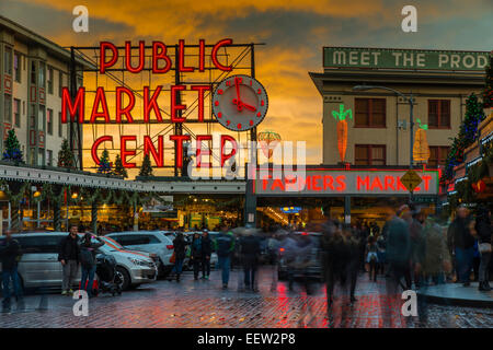 Pike Place Market Leuchtreklame bei Sonnenuntergang, Seattle, Washington, USA Stockfoto