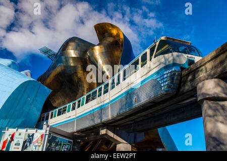 Seattle Center Monorail durch das Experience Music Project und Science Fiction Museum in Seattle, Washington, USA Stockfoto