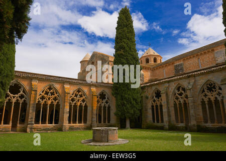 Santa Maria De La Oliva, Zisterzienserkloster Kloster von La Oliva. Kreuzgang, Carcastillo Navarra. Spanien. Stockfoto