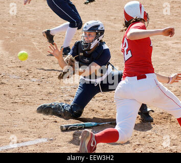 New Haven--Yale Catcher Sarah Onorato schaffe das Tag in der Zeit als Marist Laufsohle, Alyssa Zahka Folien für eine Punktzahl während der zweiten Inning. Stockfoto